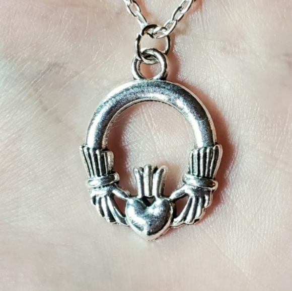 NWOT Silver Celtic Claddagh Necklace - Picture 13 of 13